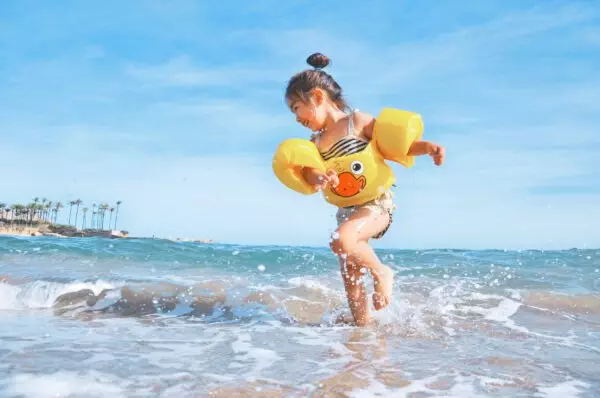 Kind spielt am Strand voller Lebensfreude
